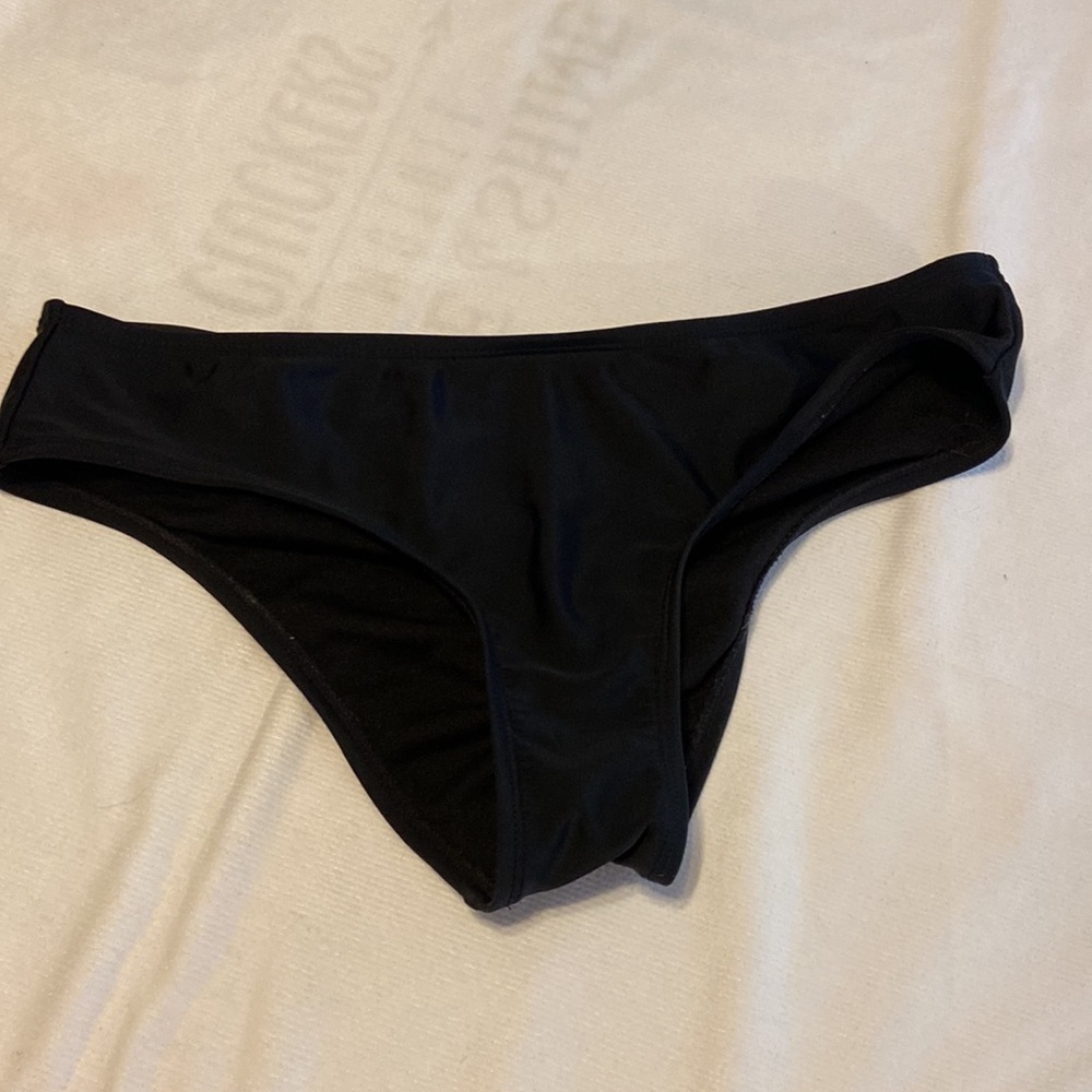 DEAL DEAL …Women’s bathing suit 👙 plus 1 top with 4 bottoms and a cover up. - Picture 4 of 11